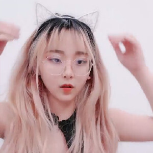 唱歌超甜可愛眼鏡娘,極品反差婊,人小奶大,觀音坐蓮在上面騎行晃動大奶[MP4/490M]