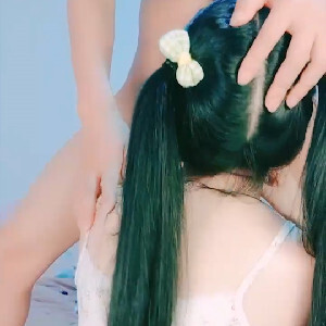 雙馬尾可愛軟妹粉紅系閨房內爆艹小師妹,趴床上翹著屁股像母狗壹樣抽插[MP4/322M]