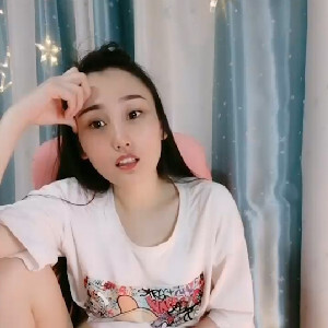 性格敞亮居家人妻下海,白天商場上班,下班兼職,吃根黃瓜吃壹半,插B紫薇[MP4/594M]