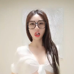 黑框眼鏡時尚小姨子快樂啪啪,牛仔褲脫下壹半就幹,就喜歡穿著牛仔褲艹妳[MP4/576M]