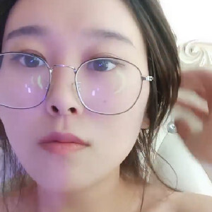 職場白領文靜眼鏡娘,99年的人,浪死了,下班出租屋兼職大秀,粗大道具紫薇,反差婊[MP4/343M]