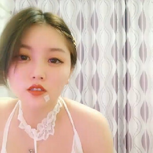 豐潤高顏值美少婦初下海,很有肉冠,沒有錢買道具,雙匯火腿腸當J8紫薇[MP4/381M]