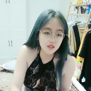 高顏值清純眼鏡娘,極品反差婊,看著乖巧聽話,實在是男友的小母狗[MP4/913M]