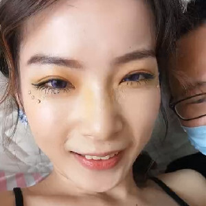 眼鏡大哥看起來憨憨的,媳婦卻很漂亮,掰開媳婦臊茓,裏面肉芽緊密,包裹性十足[MP4/509M]
