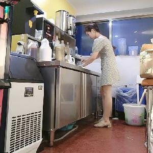 創業不易,奶茶店老板娘賣貨中裙底無內值播,隨機挑選幸運客戶喝帶淫水的奶茶[MP4/545M]