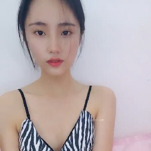 貧乳清純大學妹子初下海,有點害羞,話不多,長得挺清秀,小茓粉粉的,看起來不經常被幹[MP4/427M]