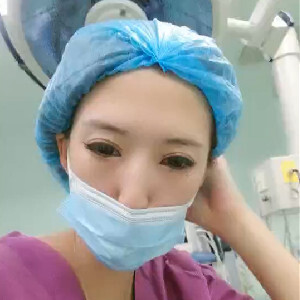 手術室主刀醫師助理上班期間果聊兼職,更衣室脫光光互動壹下,太臊了[MP4/442M]