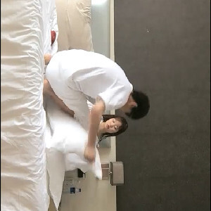 时尚墨镜帅气小鲜肉勾搭KTV失恋妹子,酒店任人摆弄,充满青春气息[MP4/439M]