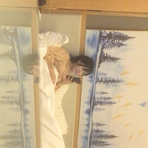 土豪套路年轻貌美商场女销售,开房洗好澡躺床上还和男友聊语音,挂了被连干两炮[MP4/897M]