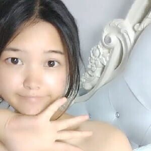 爸爸媽媽眼中的乖女兒,大學軟妹放假在家深夜背著父母果聊,調皮可愛[MP4/784M]