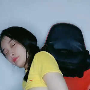 皮卡丘可爱齐胸T恤衫美少妇,皮肤白皙,美乳坚挺,看著就想捏一下,无毛大肥茓[MP4/796M]