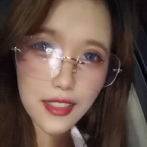 清純眼鏡娘深夜開車搭訕路人小哥,難得艷遇,小哥迫不及待就要插[MP4/455M]