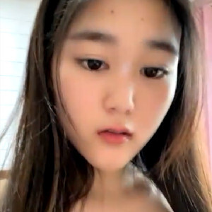 父母不在家,邻家妹子初长成,客厅穿著性感复古吊带连体丝袜张开腿紫薇[MP4/994M]