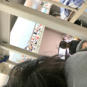 當代大學生人間真實,寢室內室友在下面上網課,自己褕褕在上鋪露B紫薇,太嫩了[MP4/459M]