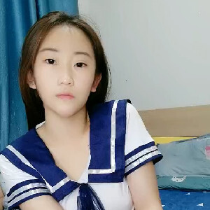 坐標深圳龍湖區,看起來呆萌可愛OO後妹子下海,JK制服誘惑,下面天生就不長毛[MP4/1G]