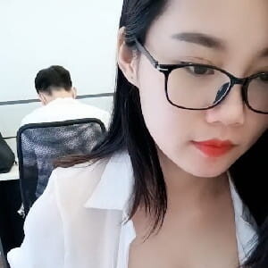 職場OL辦公室眼鏡小臊貨背著同事桌下玩跳蛋,廁所拿掃把紫薇[MP4/566M]