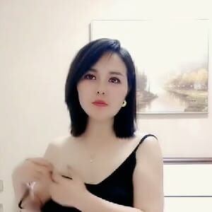 短發韻味大眼美婦約個大哥到家啪啪,主動上面快速動,大哥差點受不了直接射[MP4/965M]