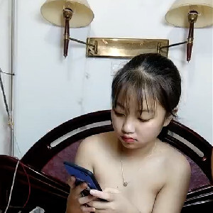 城中村出租屋爆艹辍学社会精神小妹一线现场,好闺蜜在边上摄像等著艹[MP4/779M]