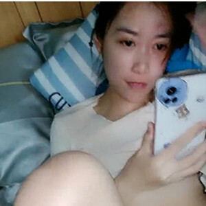 陽痿早泄男,人菜癮大,沒插幾下就射,妹子玩手機都沒感覺,摸濕想要了反而不行了[MP4/296M]