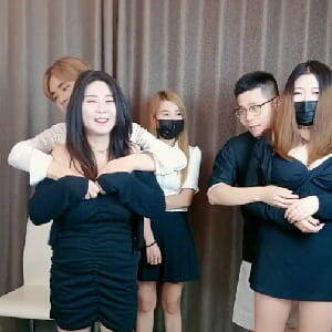 兩男三女激情迷亂之夜,電鉆都用上了,插入肥女肥沐洱轉動[MP4/931M]