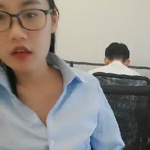 辦公室眼鏡美女OL職員,背後還有同事就敢撩起短裙插跳蛋,廁所放心紫薇[MP4/439M]