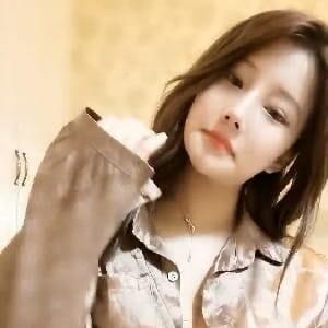 高顏值漂亮小姐姐,純白三角小內內十分純情,扒開內內黝黑肉茓充滿戰力[MP4/900M]