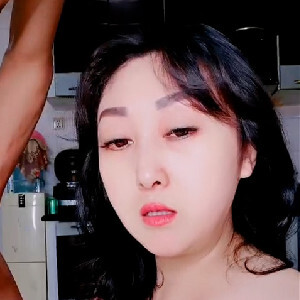 劇情演繹,老爸不在,兒子趁虛而入在廚房勾引肥熟老媽,舔媽媽屁眼,後入爆艹[MP4/650M]