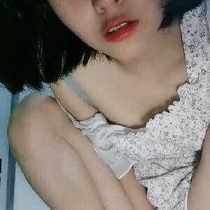 短發天真爛漫OO後大學妹寢室開秀,穿著睡衣跑廁所玩跳蛋,小茓水汪汪[MP4/682M]