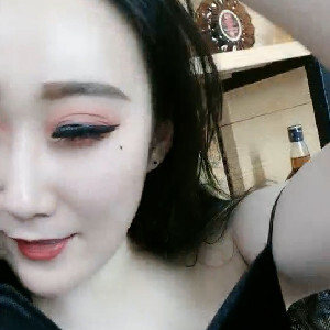 高檔煙酒專賣店美女收銀員,性感吊帶,店內沒顧客,大膽開秀,櫃臺下玩弄臊B[MP4/1G]