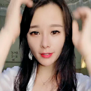 高顏值紅唇美少婦,奶子碩大堅挺,看著就想捏壹捏,珍珠內內勒緊小茓[MP4/956M]