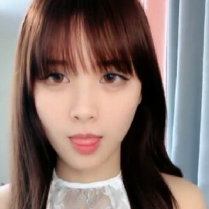 大眼睛聲音甜美,唱歌超好聽,齊劉海清純小姐姐,綠播唱歌區混不下去下海了[MP4/826M]