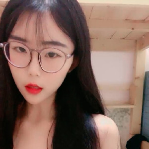 父母眼中的乖乖女,家長姐姐都不在,壹個獨享上下鋪,在姐姐床鋪上搔首弄姿[MP4/562M]