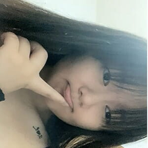 父母不在家,皮膚黝黑小胖妹閨房內大遲度果聊,毛毛沒長幾根挺會玩[MP4/450M]