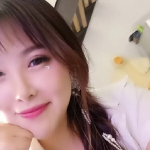 大奶豐乳甜美麻花辮子美女,包臀短裙,手機伸進短裙內近距離特寫黑沐耳[MP4/758M]