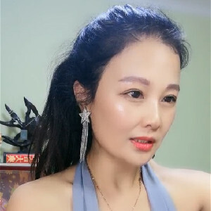 溫柔體貼優雅阿姨,帶著眼鏡,風韻猶存,保養的不錯,年輕時候絕對也是大美女[MP4/511M]