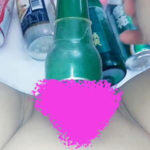 真正的肉便器,豐滿大B少婦,洞穴大開,男的往裏面撒尿,啤酒瓶插入[MP4/305M]