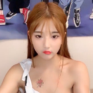 長相清純可人OO後甜美系萌妹,黑絲襪扭捏自己兩片肥唇,彈性真不錯[MP4/94M]