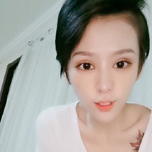 氣質短發很有味道女T,身材苗條,花臂後背紋身,遇女可攻,遇男可受[MP4/660M]