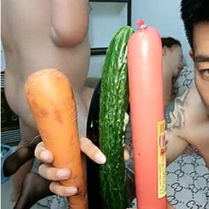 亂倫壹家三口,閨女19歲,老媽38,以前做雞的,臊貨被玩壞了,菊花都能塞入雞蛋[MP4/1G]