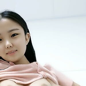 甜美童顏OO後妹子不好好讀書學人家下海了,奶子圓潤,小茓粉嫩[MP4/881M]