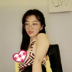 長相文靜儒雅,圓框眼鏡小姐姐,奶子堅挺,黑絲襪大張M腿,聲音也好聽[MP4/1G]