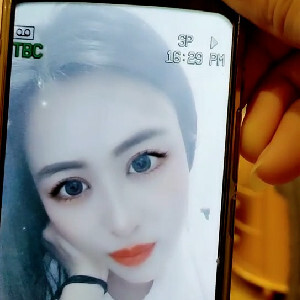 電子廠小哥勾搭廠妹,酒店開好房等了好久妹子才來,穿著情趣開檔內內赴約[MP4/805M]