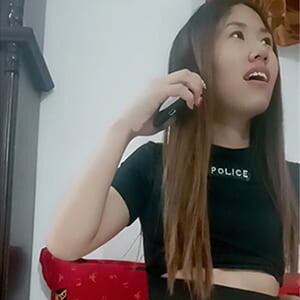 出軌偷情人妻,老公在外打工,邊打電話邊艹她,老公聽出異樣要視頻看看在幹啥[MP4/259M]