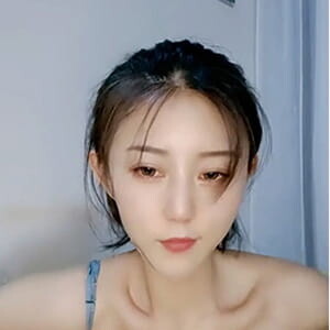 大眼睛甜美小姐姐穿著睡衣居家聊天,喝口啤酒吃辣條,掀起睡裙露BB[MP4/841M]