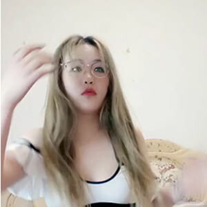 幼兒園乖嫩文靜眼鏡幼師小姐姐,您孩子的穩重老師,下班和男友啪啪下海[MP4/1G]