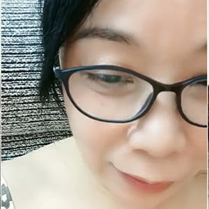 致命熟女誘惑.戴眼鏡挺文靜,專搞戀母高學歷男,肥熟身體令眾多博士碩士都失身了[MP4/986M]