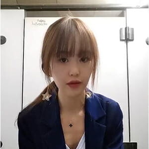 網吧美女收銀員小姐姐深夜通宵值班,廁所偷偷玩跳蛋,小茓水潤噴水[MP4/279M]