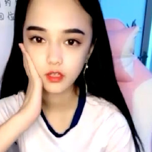 笑起來超甜的清純萌妹和男友居家啪啪,長筒黑色棉襪,被按住雙腿抽送[MP4/1G]