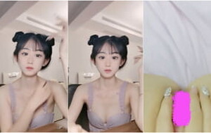 哪咤丸子頭童顏美少女,壹身純情內衣性感無比,隨著音樂搖擺身體,很會說笑[MP4/202M]