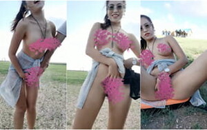 內蒙古大草原上的壹個浪蕩小母狗,漫天遍野大草原上展示性感身材[MP4/258M]